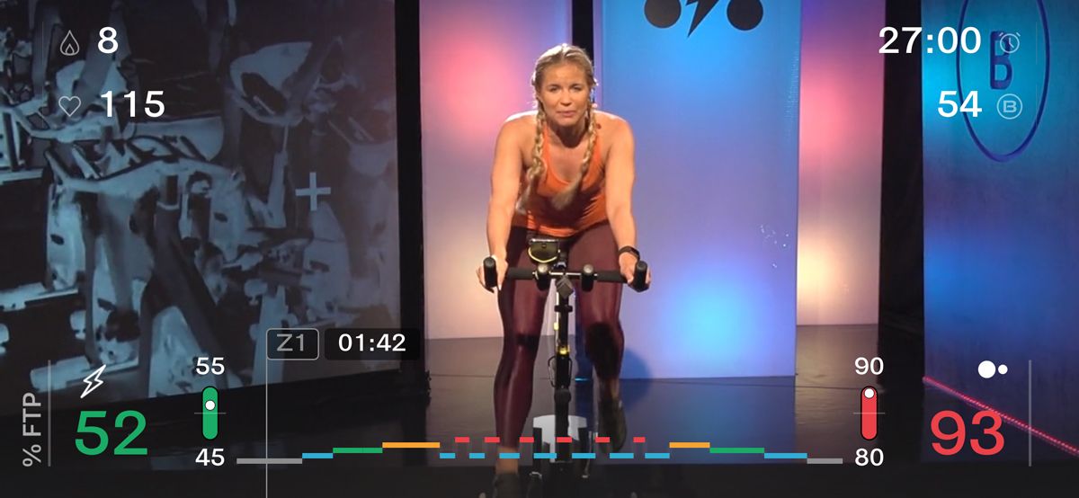 Una sesión de ciclo indoor, como esta de BKOOL Fitness, le "pone las pilas" a cualquiera
