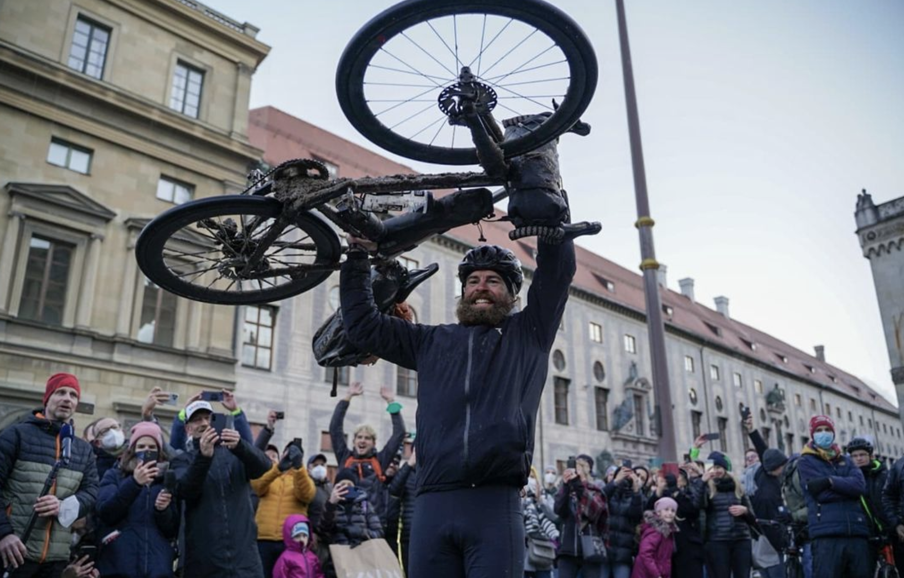 Jonas Deichmann completa el triatlón más largo del mundo en 429 días.