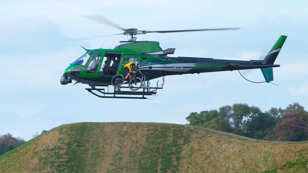Salta en bici de gravel desde un helicóptero