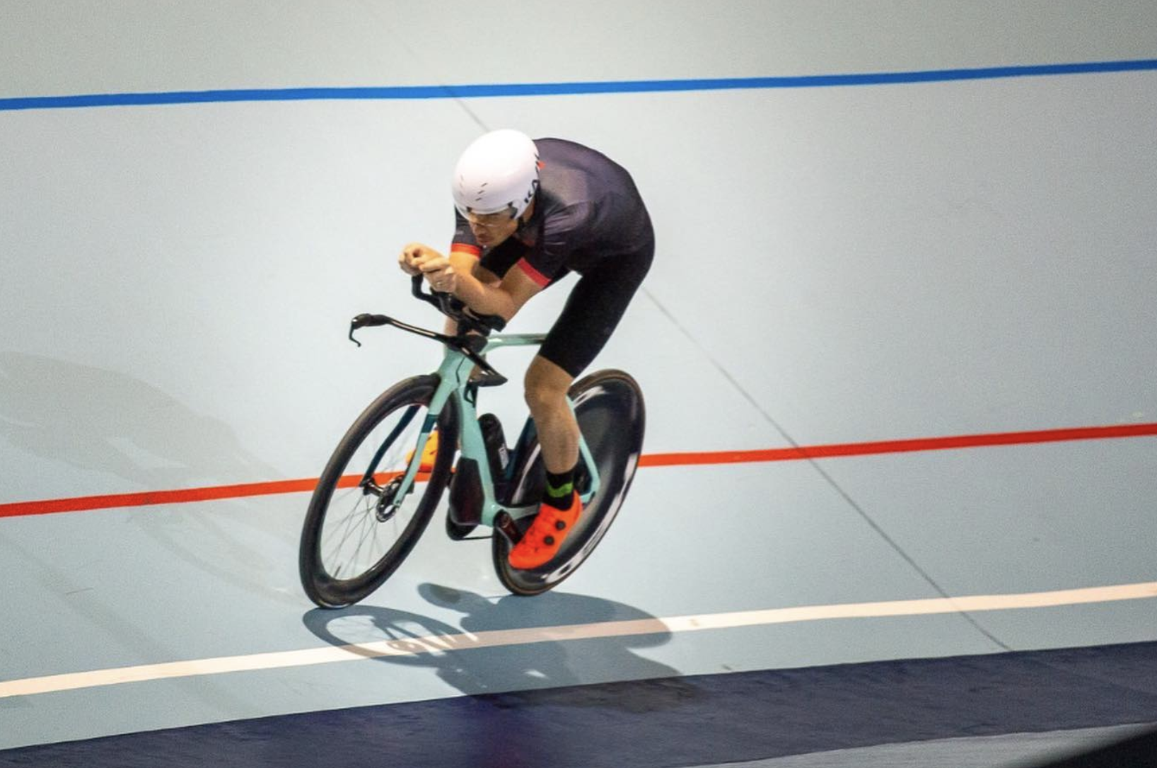 Gómez Noya trabaja en el velódromo para acoplarse a su nueva Orbea Ordu