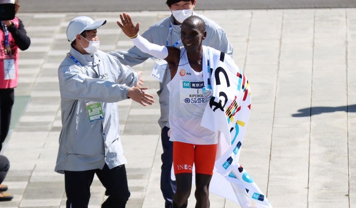 Eliud Kipchoge tras cruzar la línea de meta del Maratón de Tokio 2022. NN RUNNING TEAM.