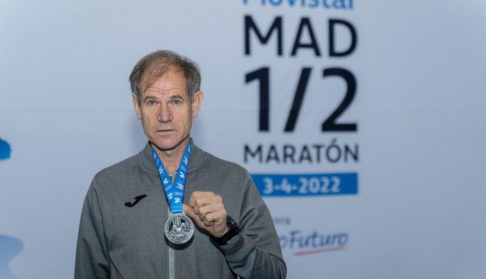 Abel Antón posa con la medalla del Movistar Madrid Medio Maratón 2022