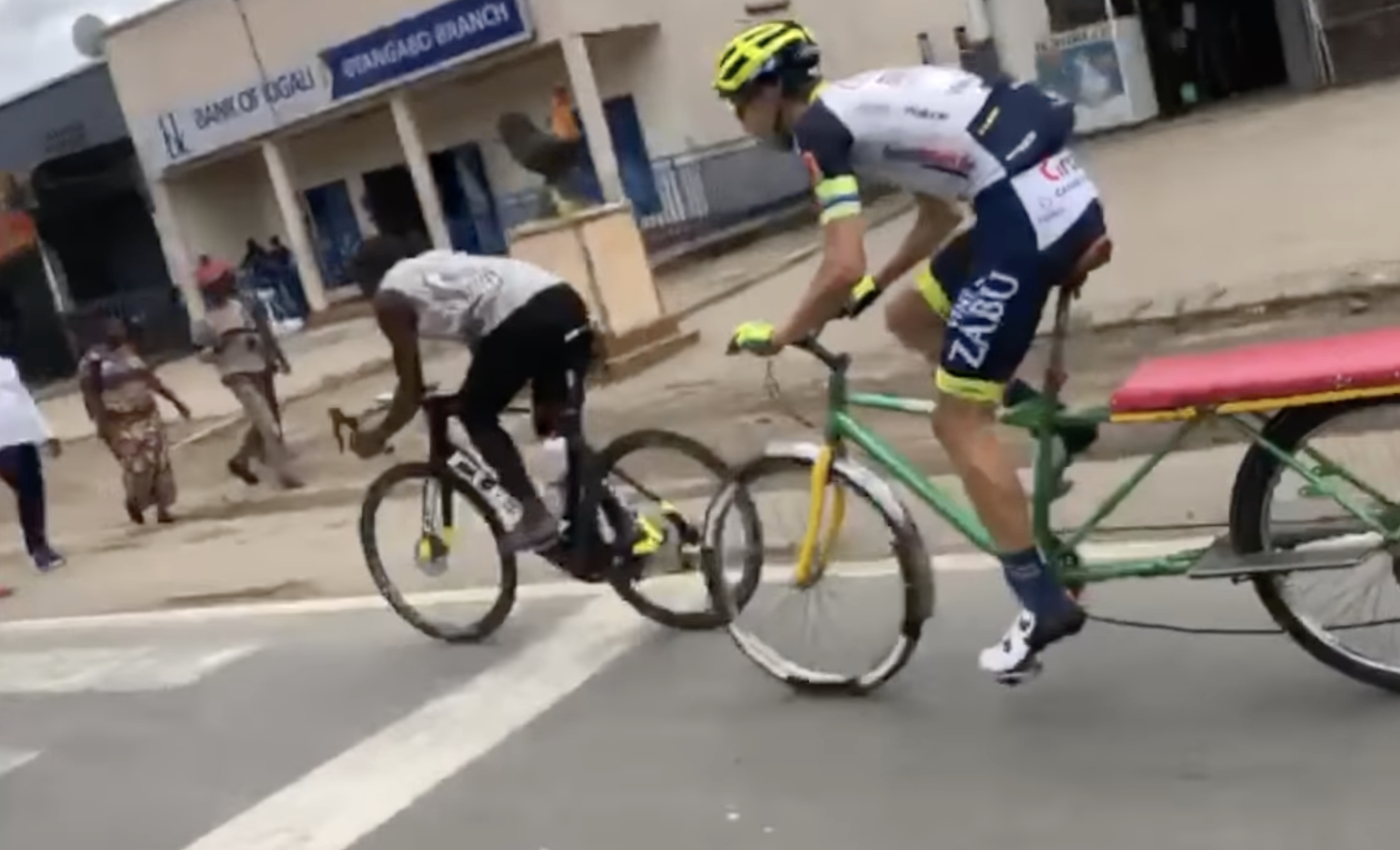 Qué ocurre cuando un ciclista profesional y un repartidor se intercambian la bici