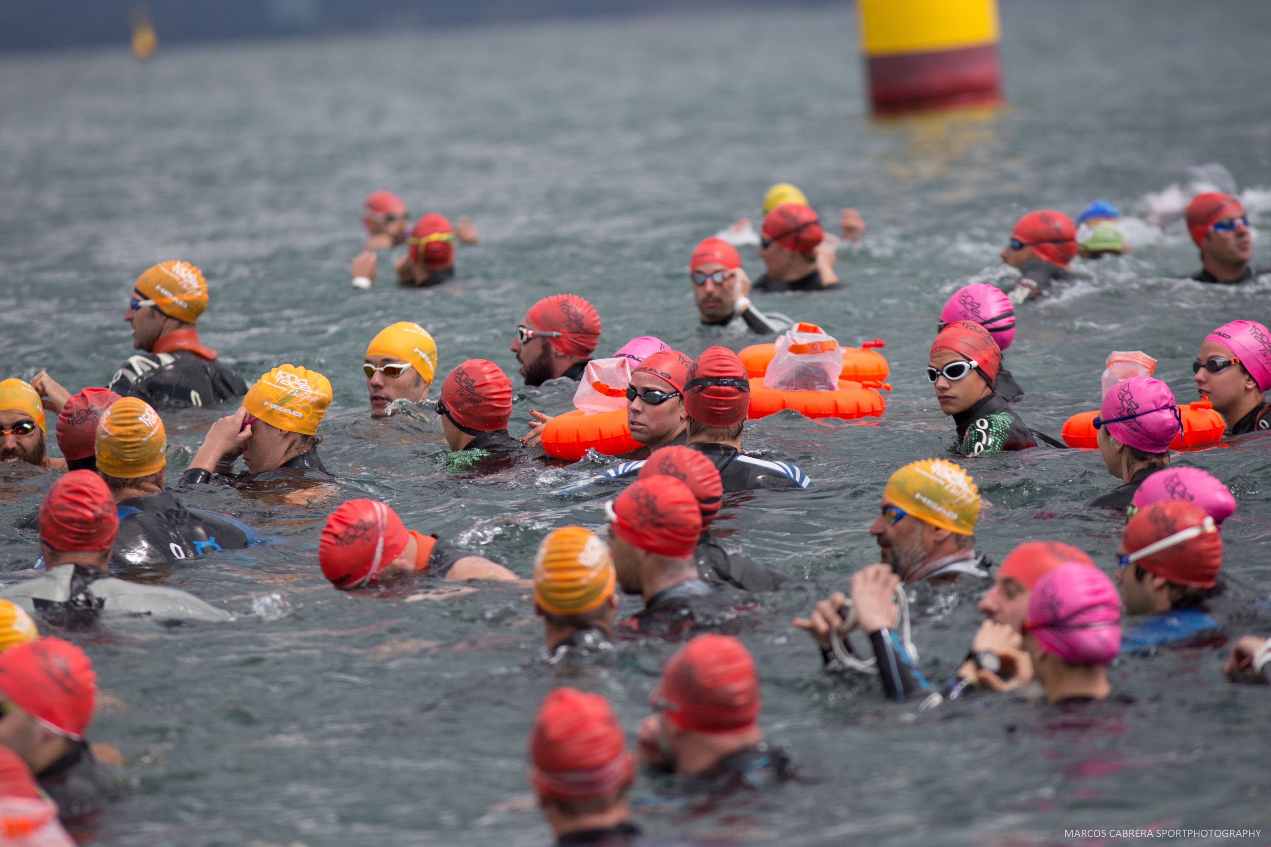 La primera gran travesía de la temporada de natación en aguas abiertas