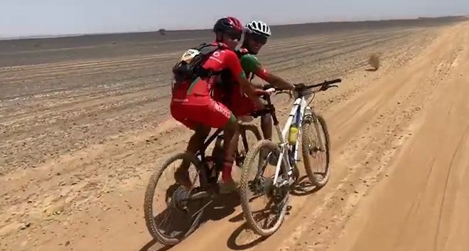 Dos ciclistas ruedan en una misma bici más de 20 km por avería de la otra.