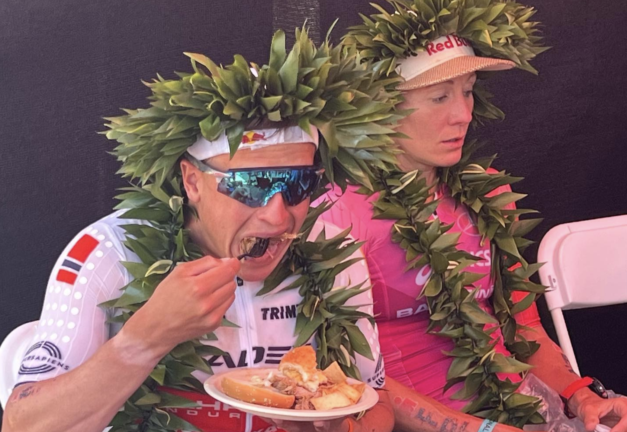 Lo normal al terminar un IRONMAN es tener náuseas; Blummenfelt se come una hamburguesa.