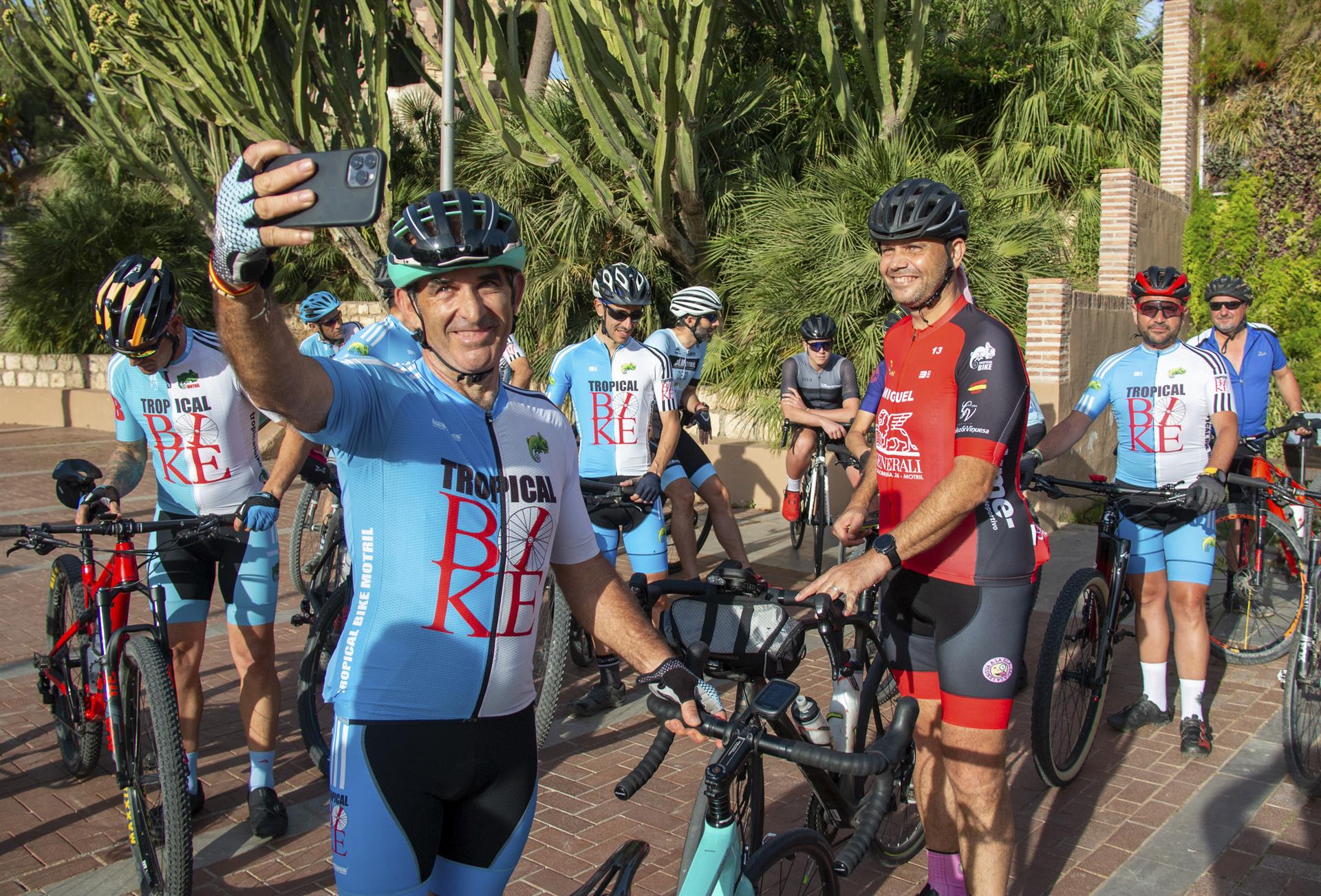 El triatleta que hará más 12.000 kilómetros en bici entre Motril y Noruega para ayudar a Ucrania.
