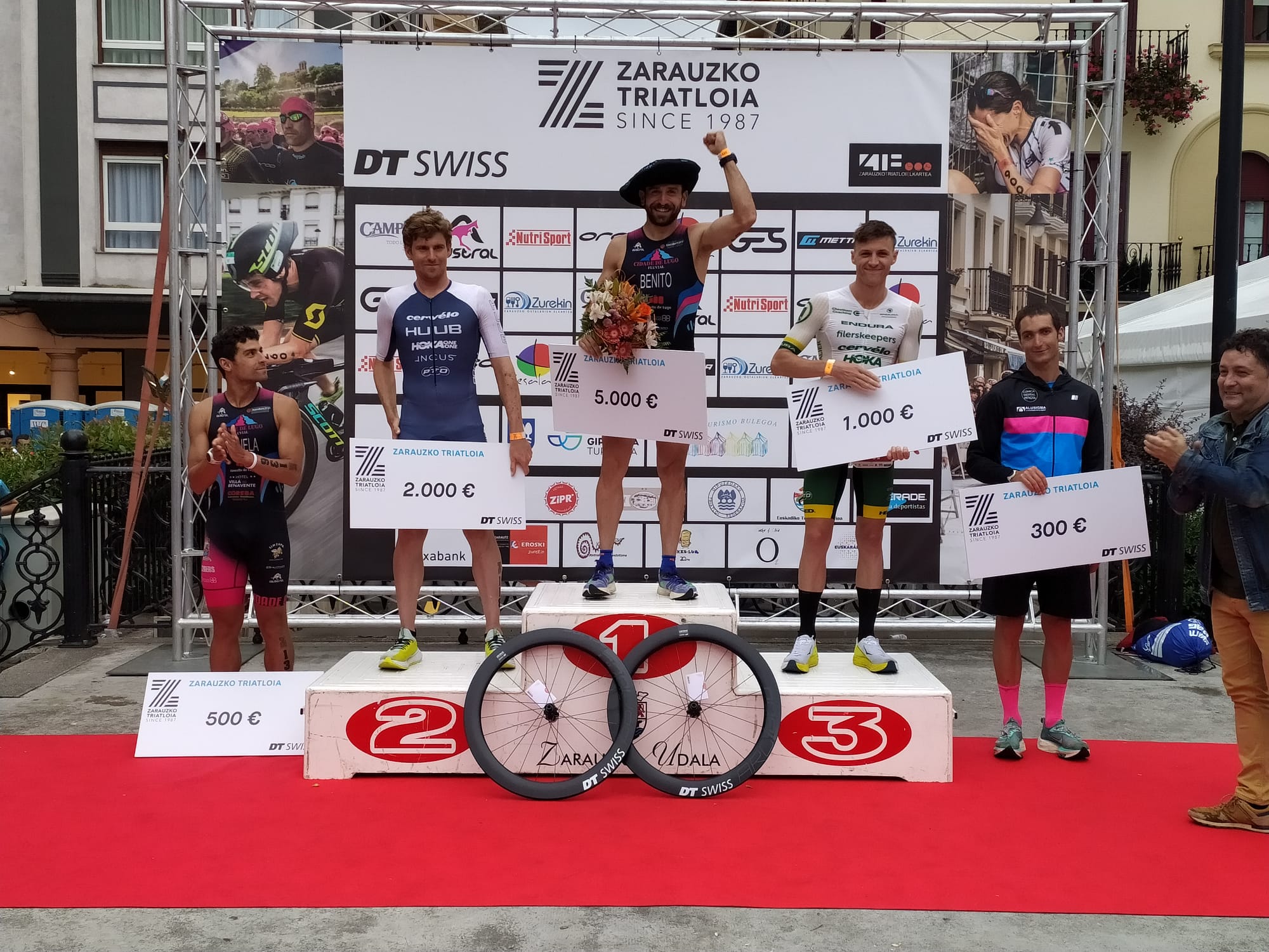 Antonio Benito y Helene Alberdi conquistan el Triatlón de Zarautz 2022