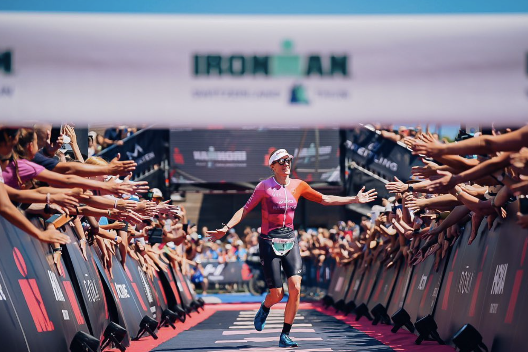 Daniela Ryf se exhibe 'en casa' en el IRONMAN de Thun.