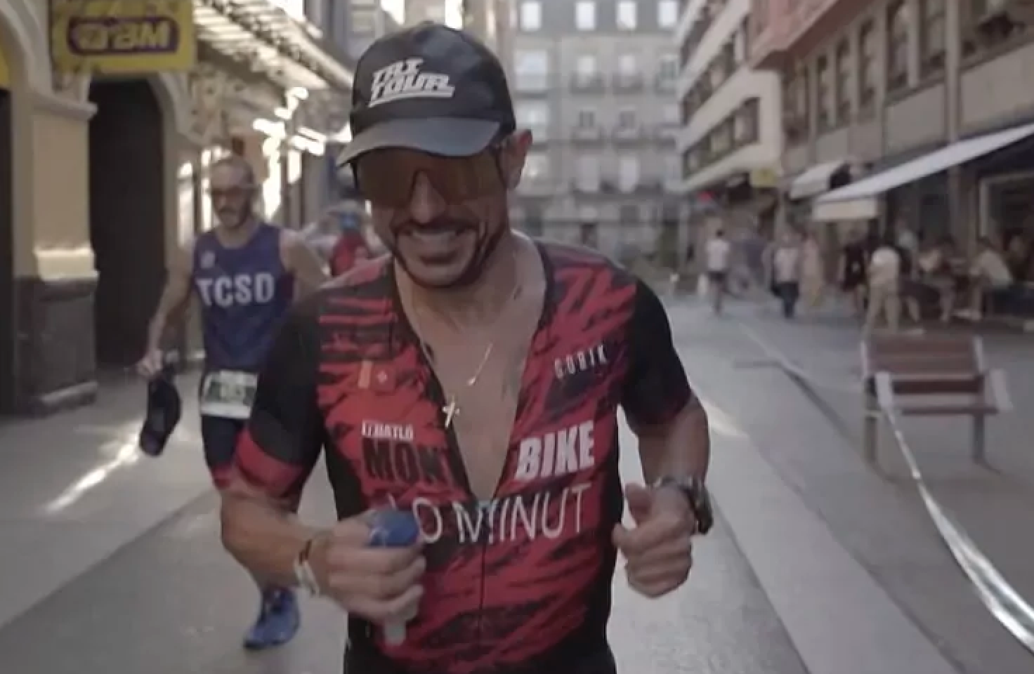 La conductora que casi mata a un triatleta le reclama 900 euros por la chapa de su monovolumen.