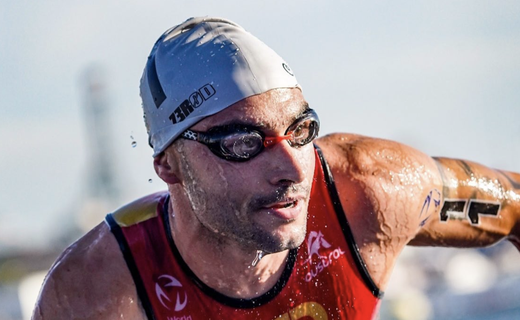 Roberto Sánchez Mantecón acaricia el podio en la Copa del Mundo de Karlovy Vary.