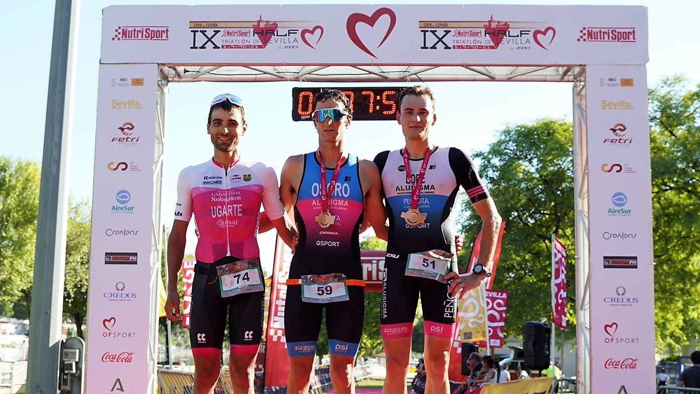 Pello Osoro y Ana Caleya conquistan el Half Triatlón de Sevilla.