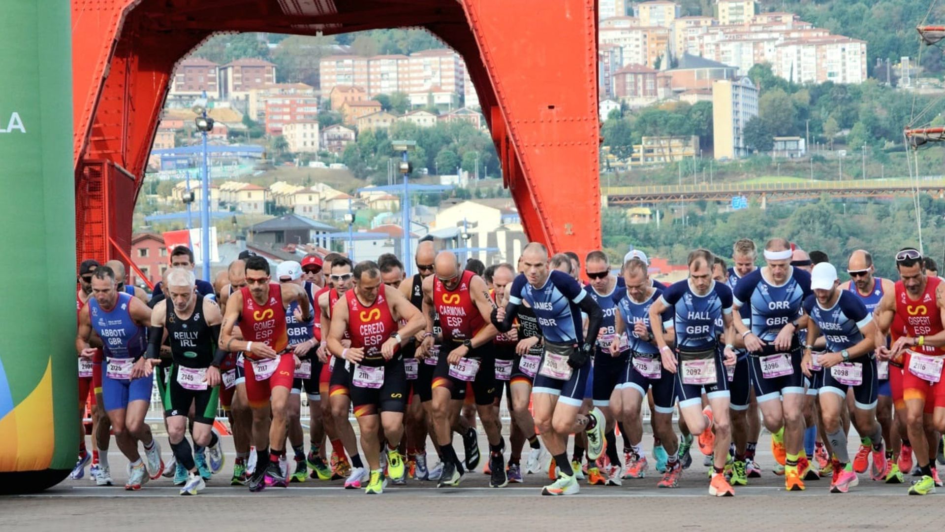 [VÍDEO] Los Grupos de Edad inundan de colorido las calles de Bilbao y España se 35 cuelga medallas.