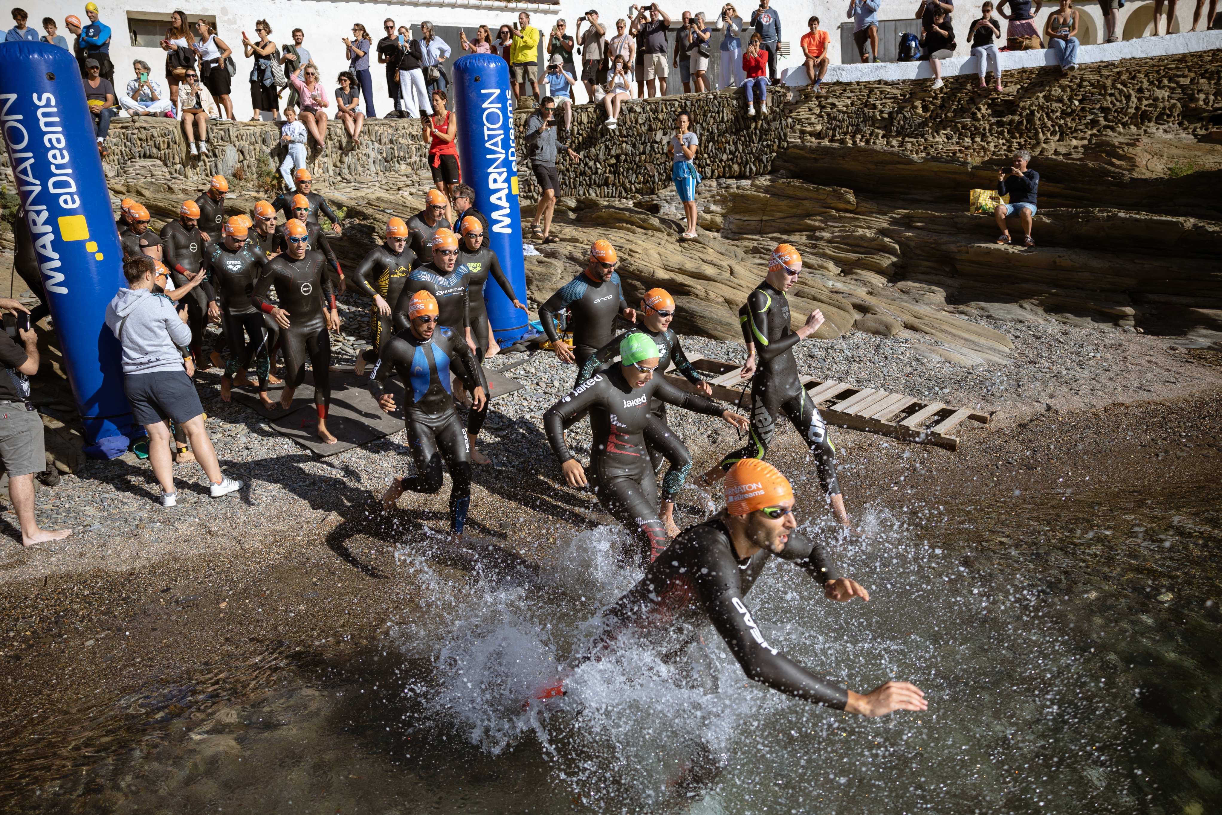 Más de 1.500 nadadores vencen a la tramontana en la Marnaton eDreams Cadaqués by Nescafé