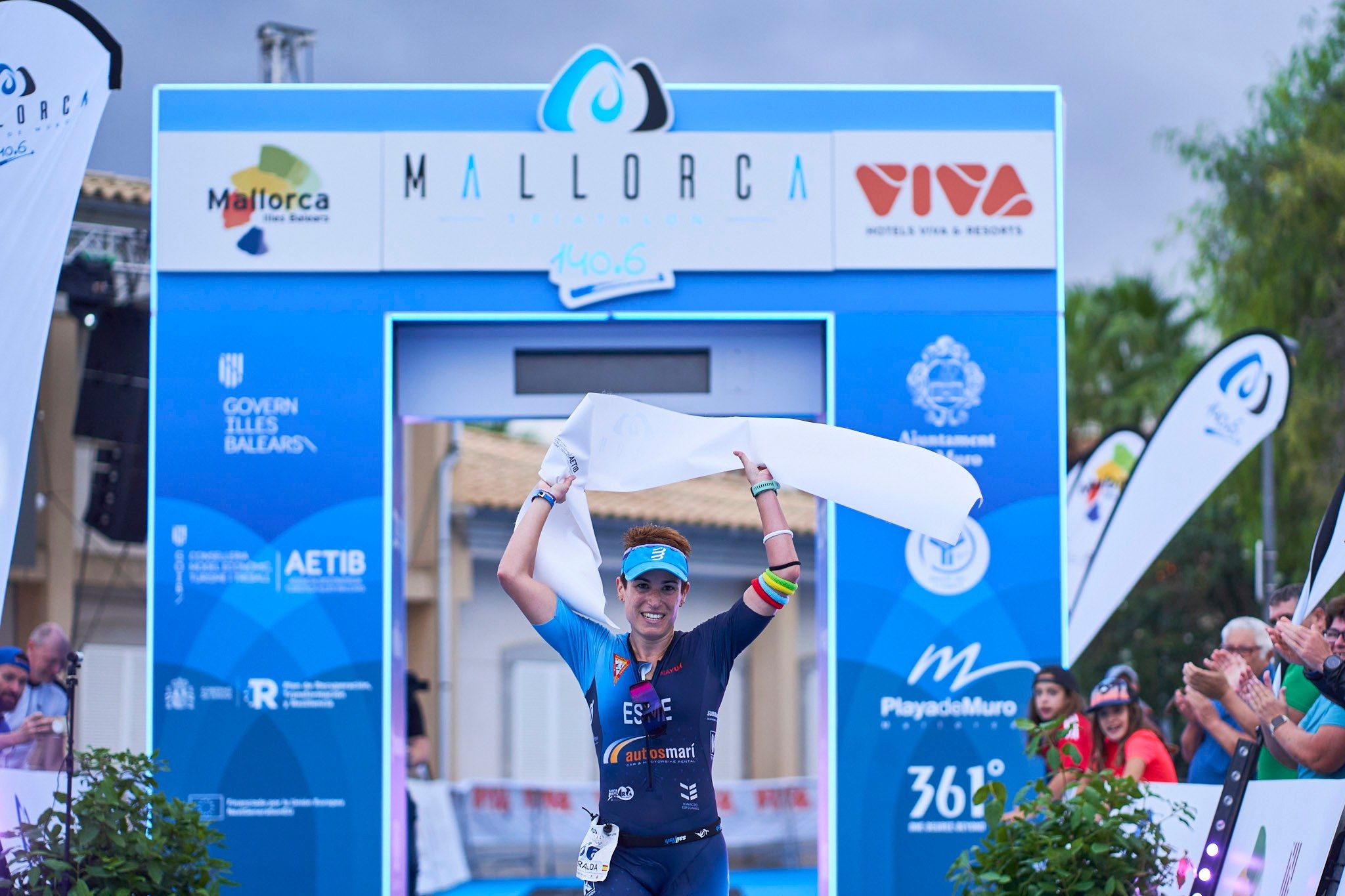 Esmeralda Marí y el sueco Strandlind ganan Mallorca 140.6 Triathlon en Playa de Muro.