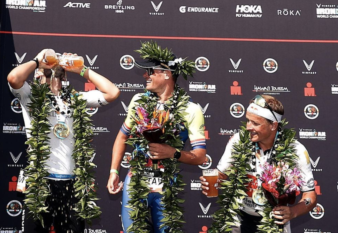 Así fue su hidalgo de tres cervezas de en el podio de Kona.
