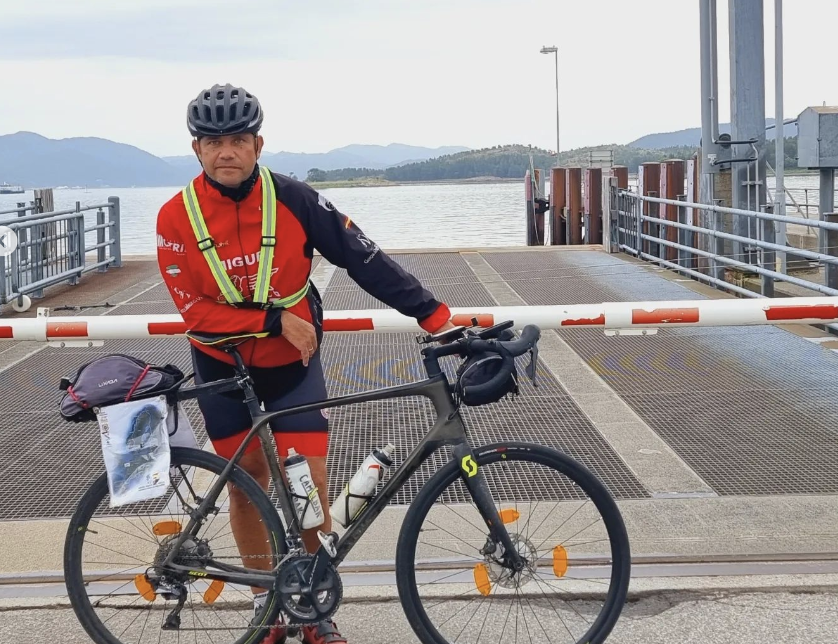 Un triatleta recorre 12.500 kilómetros en bici entre Motril y Noruega para ayudar a Ucrania.