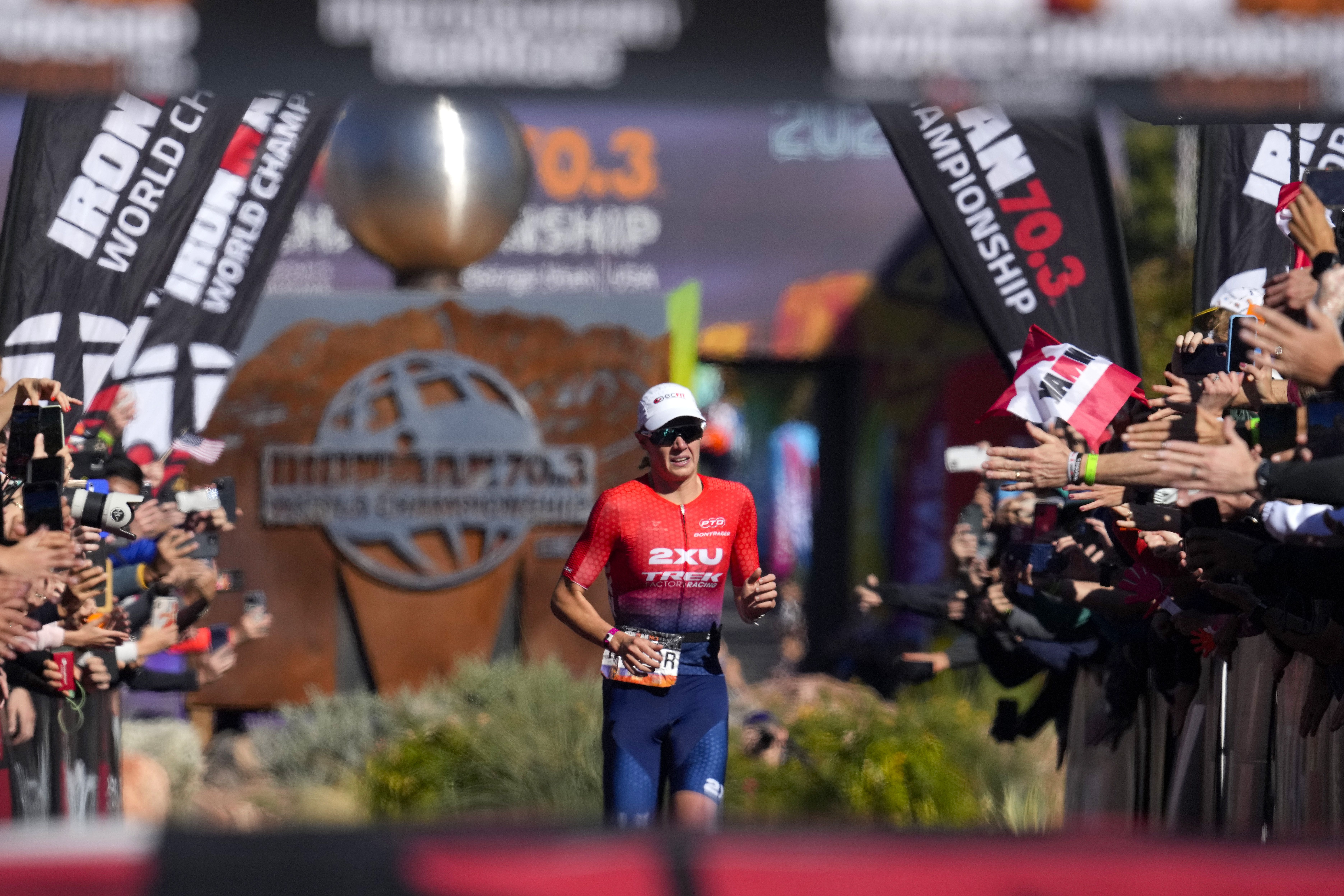 [VÍDEO] Así fue la victoria de Taylor Knibb en el Mundial IRONMAN 70.3 de St. George.