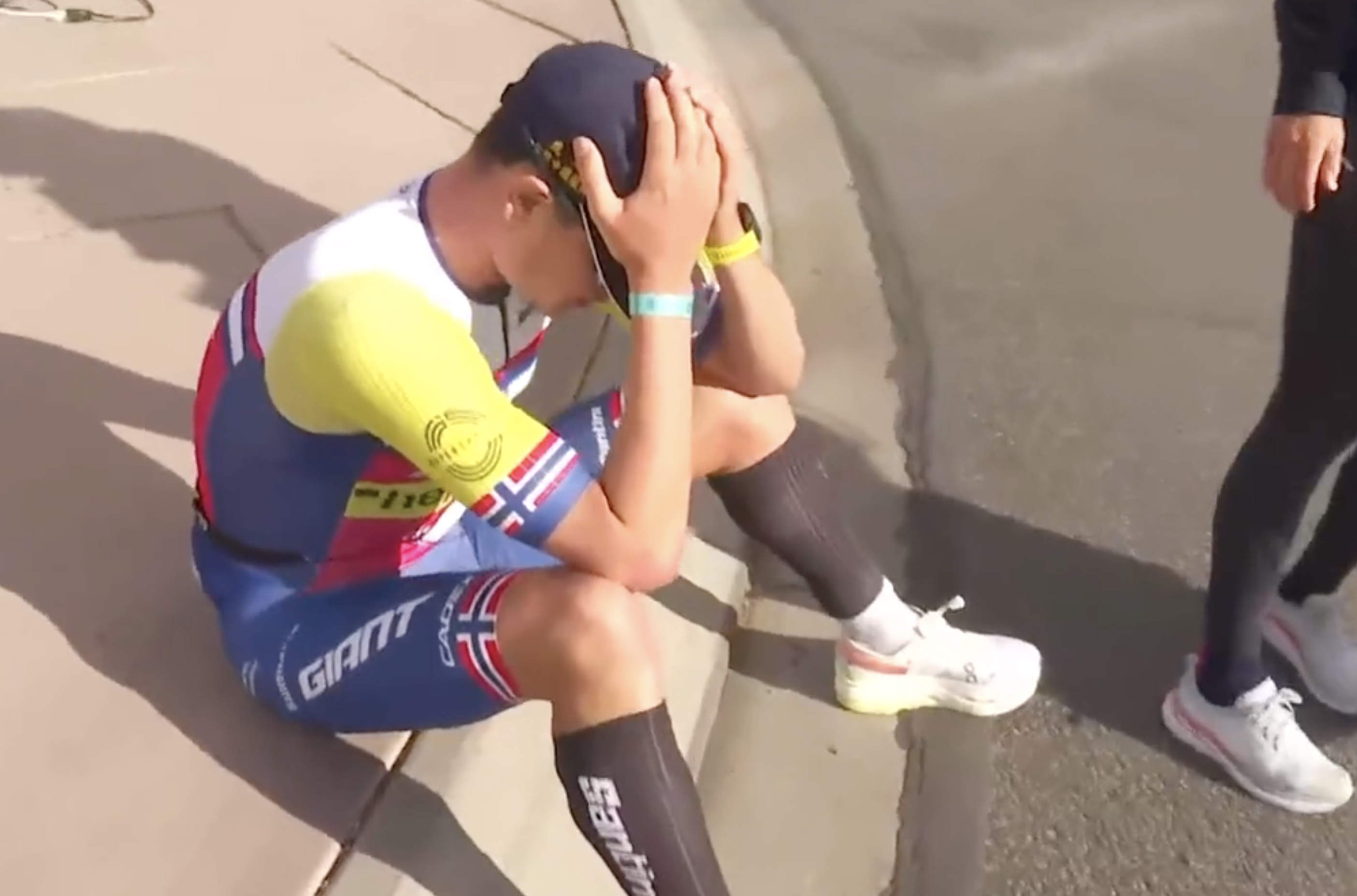 [VÍDEO] Así fue el doloroso momento del abandono de Gustav Iden en el Mundial IRONMAN 70.3.