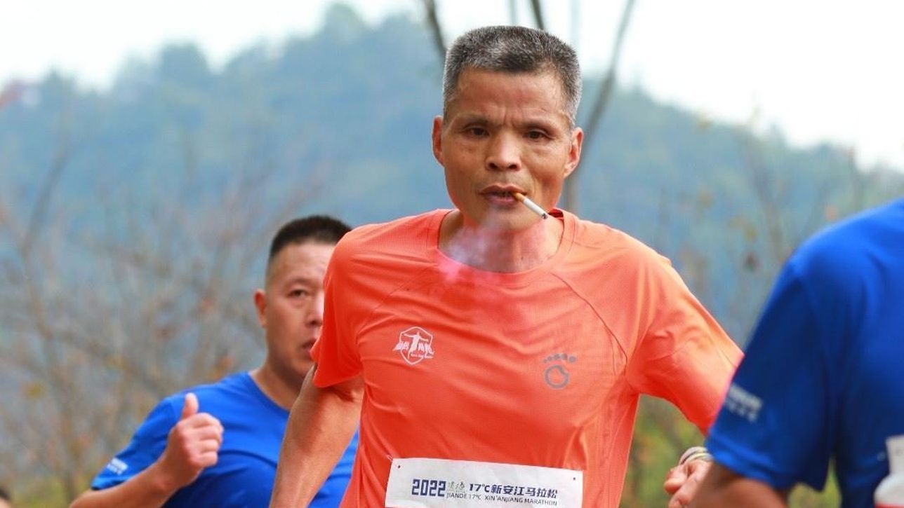 El corredor chino que fuma durante los maratones.