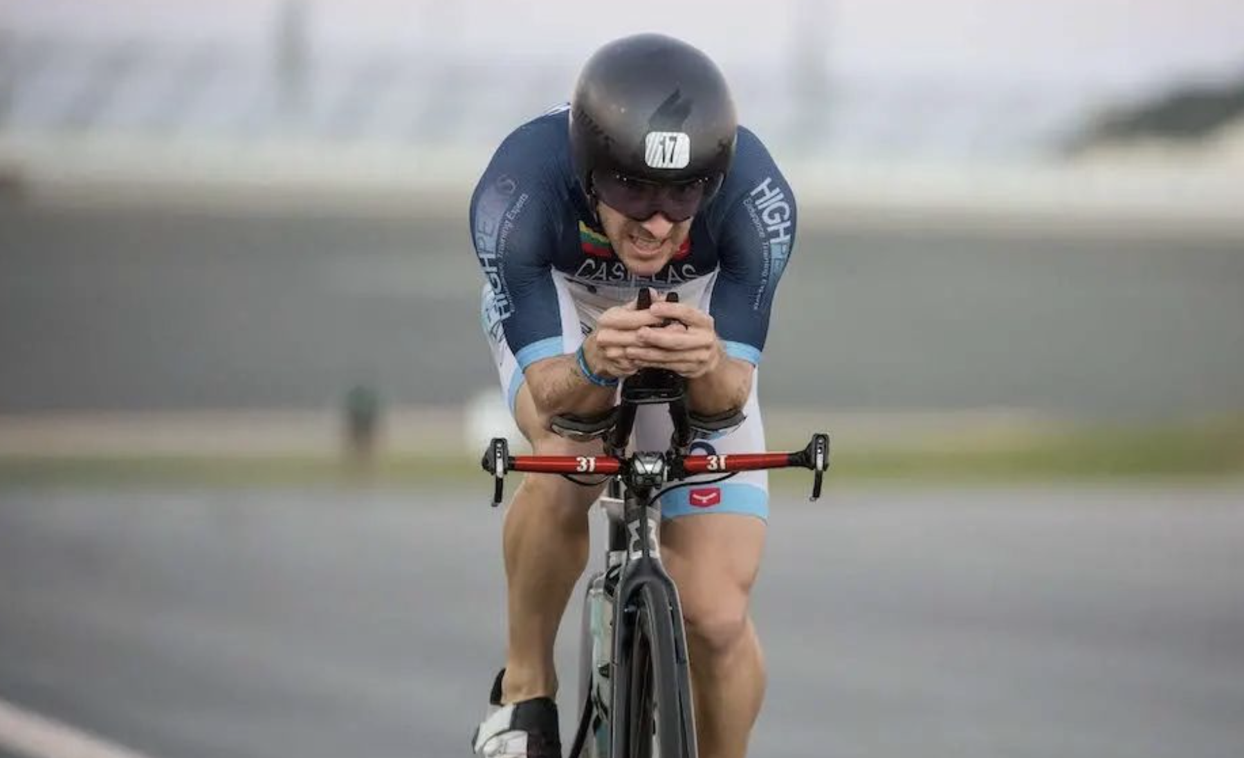 Cuántas horas y cuántos kilómetros hace en un año un triatleta profesional.