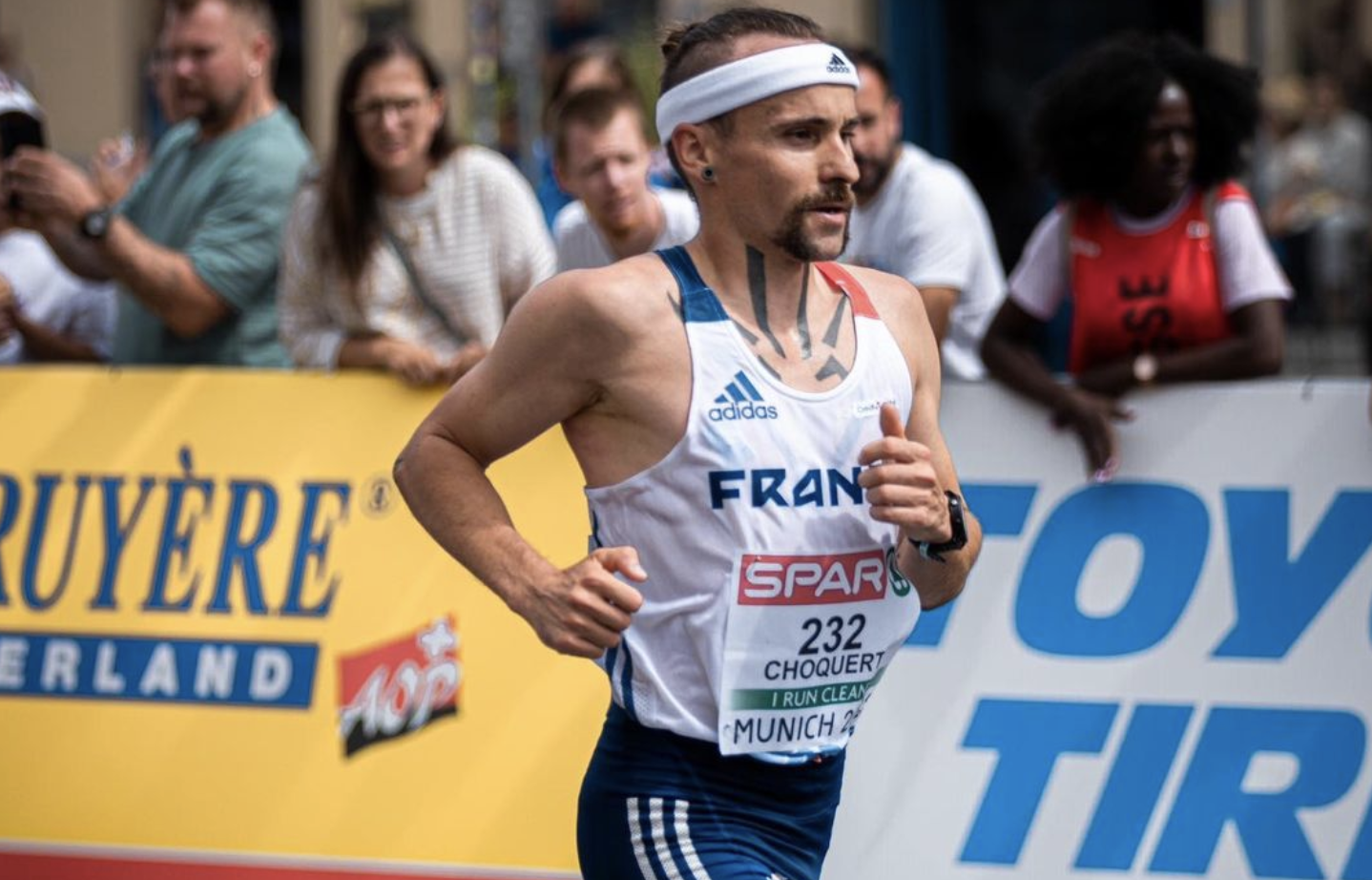 El bicampeón del mundo de duatlón se codea con los africanos en le medio maratón de Sevilla.