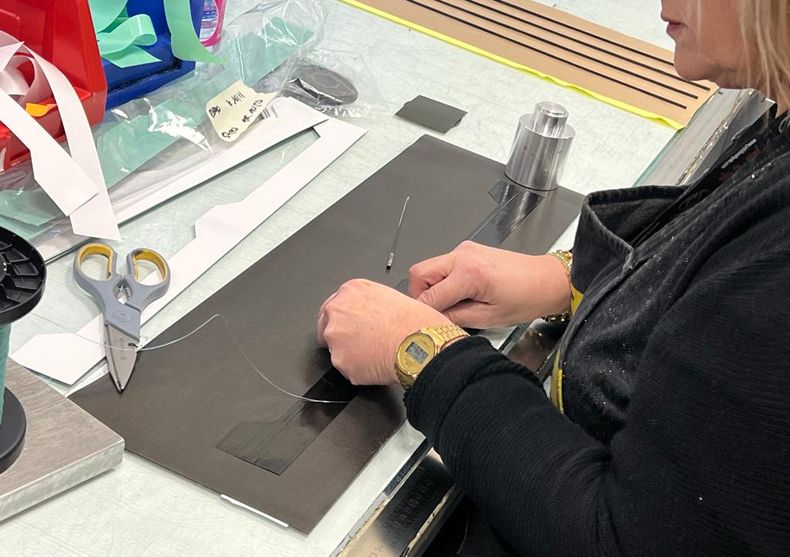 Primer paso en la elaboración del radio, enrollando fibras de carbono a un hilo de nylon Primer paso en la elaboración del radio, enrollando fibras de carbono a un hilo de nylon