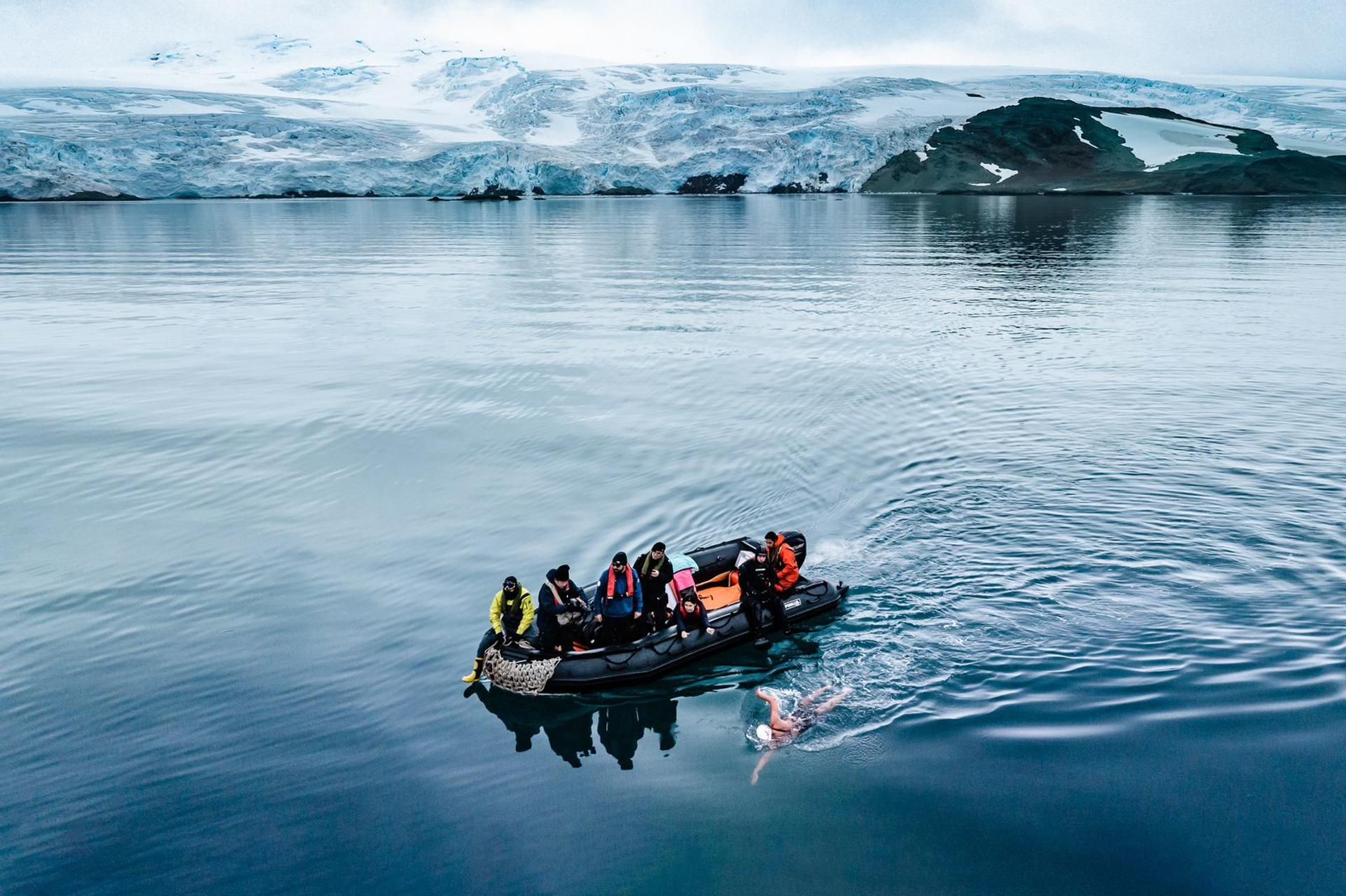 'La sirena de hielo' logra el récord de nadar 2,5 kilómetros en la Antártida.