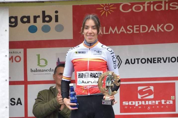Muere la ciclista profesional Estela Domínguez arrollada por un camión.