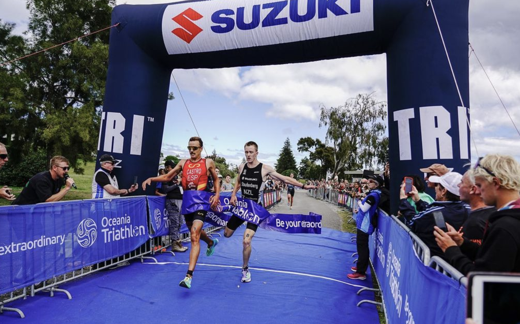 David Castro gana por foto finish la Copa Continental de Taupo.