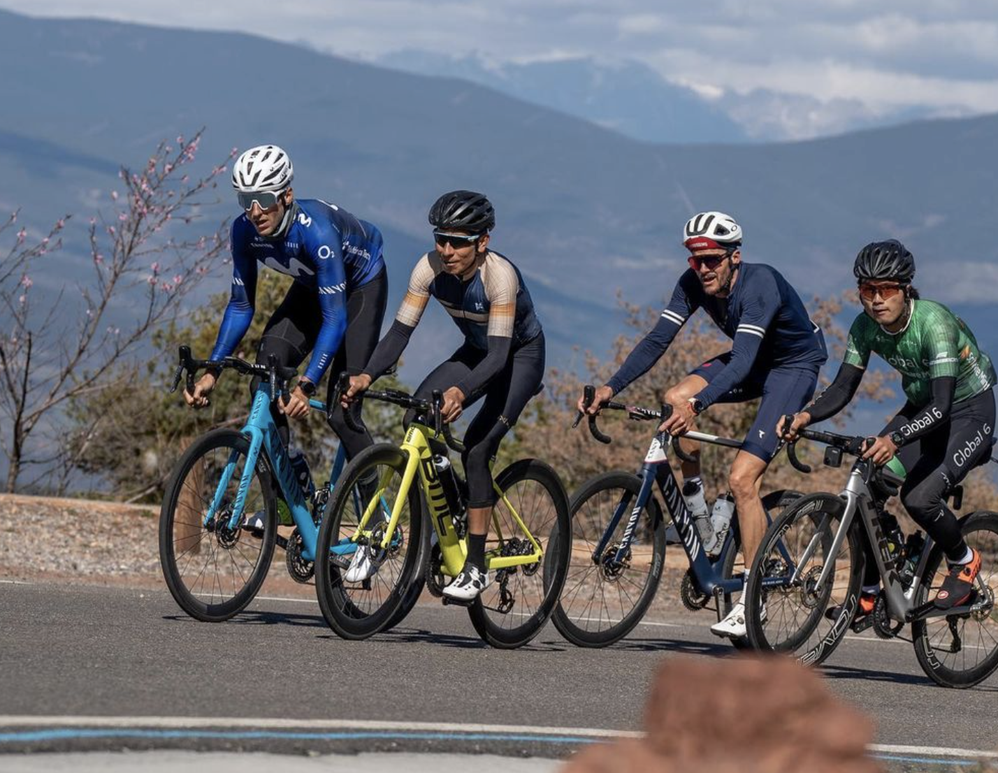 Carlos Verona y Nairo Quintana 'le estiran el cuello' a Jan Frodeno.