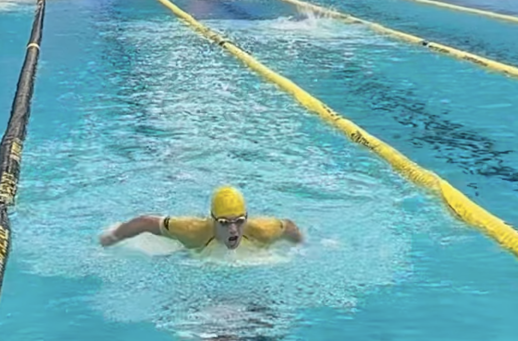  Chase McQueen se casca los 200 metros de natación de los Arena Games... a mariposa