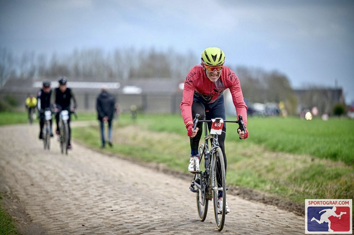 El triatleta que sobrevivió a la París Roubaix Challenge.