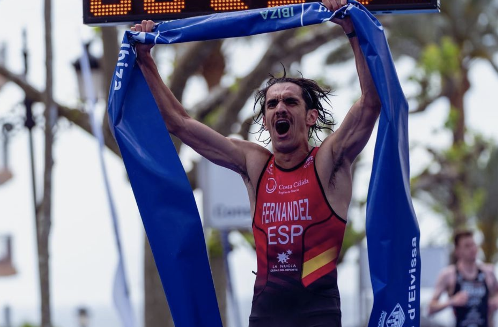 Cristian Fernandez se proclama campeón del mundo de Acuatlón en Ibiza.