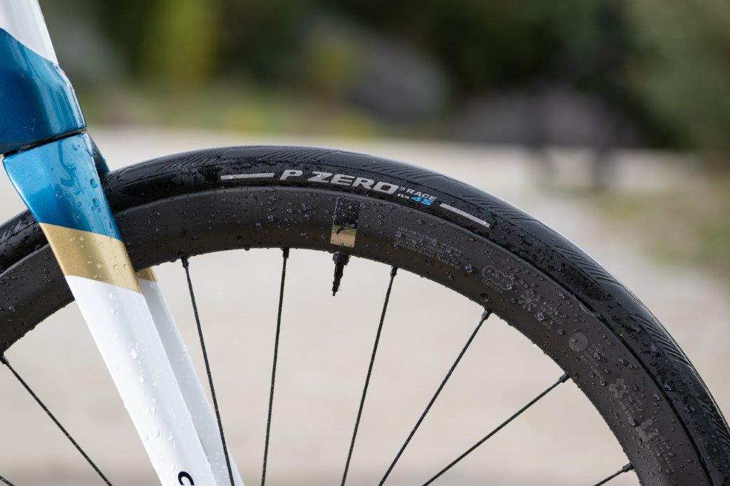 Pirelli lanza P ZERO Race 4S TLR, el neumático tubeless para las cuatro estaciones.