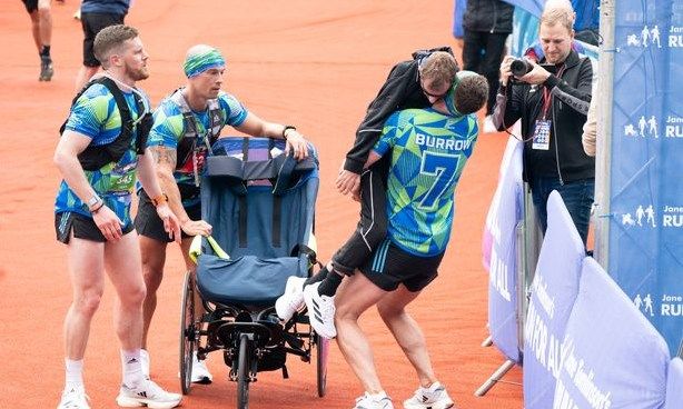 Cruza la meta del maratón de Leeds con su amigo enfermo de ELA en brazos