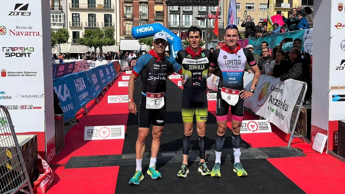 FernaFernando Zorrilla y Laura Gómez se imponen en el VIII Half Triathlon Pamplona Iruña.