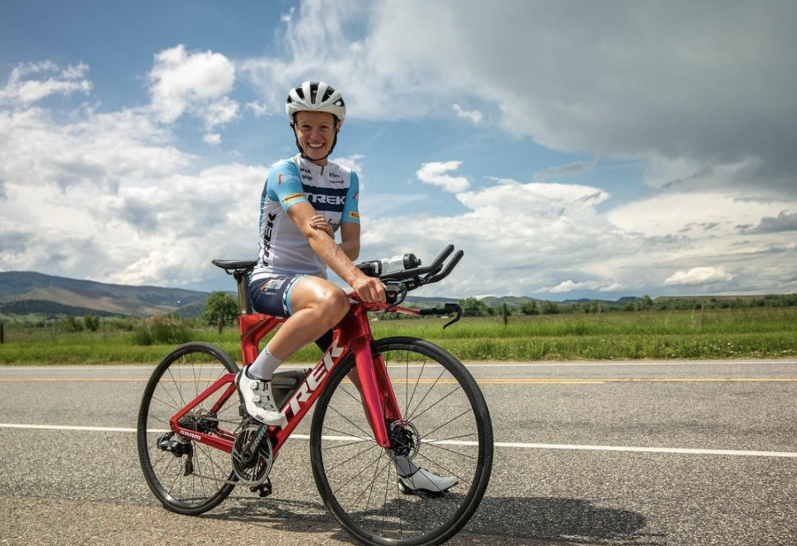 Taylor Knibb acaricia el podio en su debut como ciclista profesional con el Trek Segafredo.