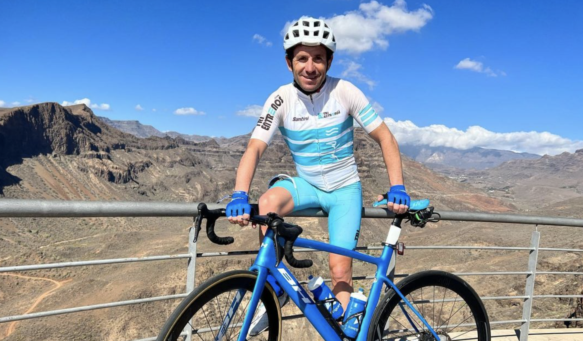 Responde Alex Santamaría... predicando con el ejemplo.