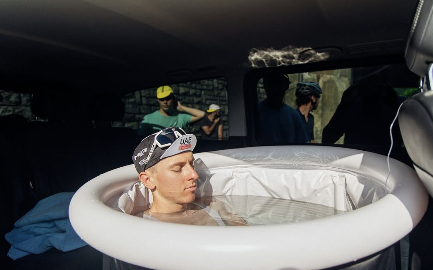 El UAE de Pogacar se llevan una piscina portátil al Tour para acelerar la recuperación.