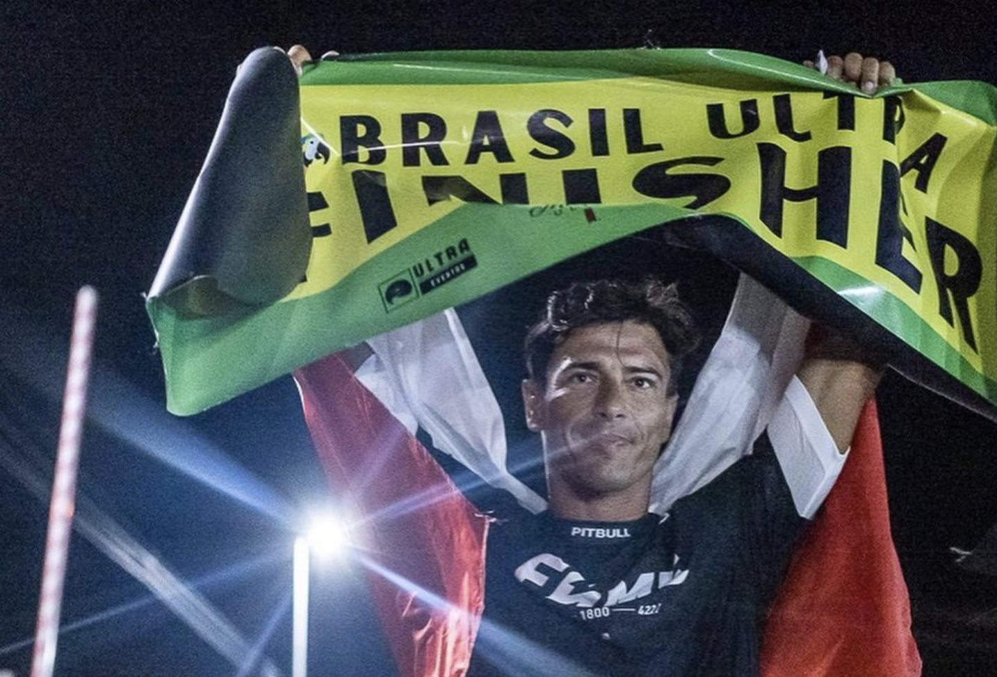 El ultra triatleta y luchador de artes marciales polaco Robert Karaś estableció un nuevo récord mundial de decatriatlón en Brasil.