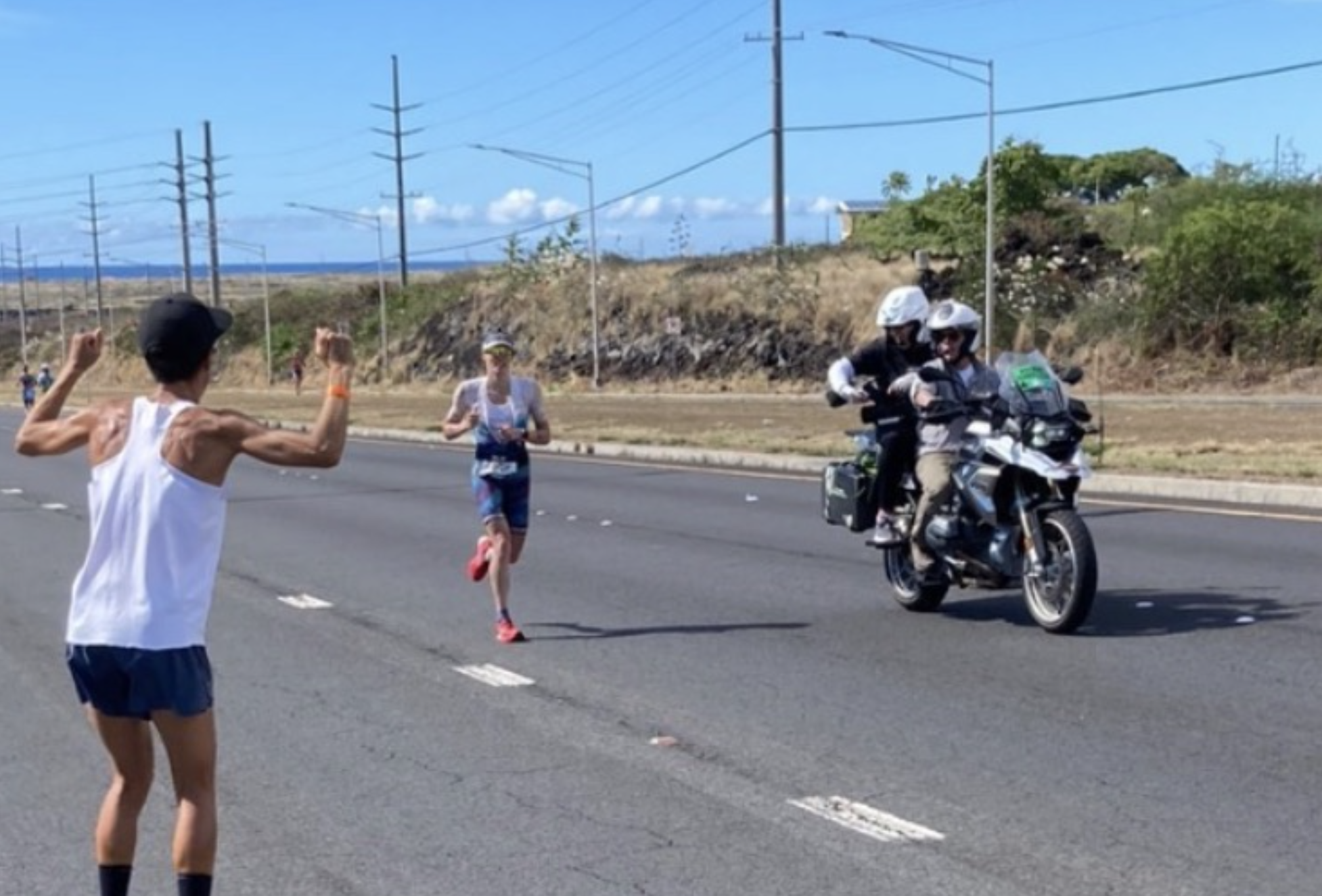 Gurutze Frades, protagonista de una de las imágenes más bonitas del Mundial femenino de Kona.