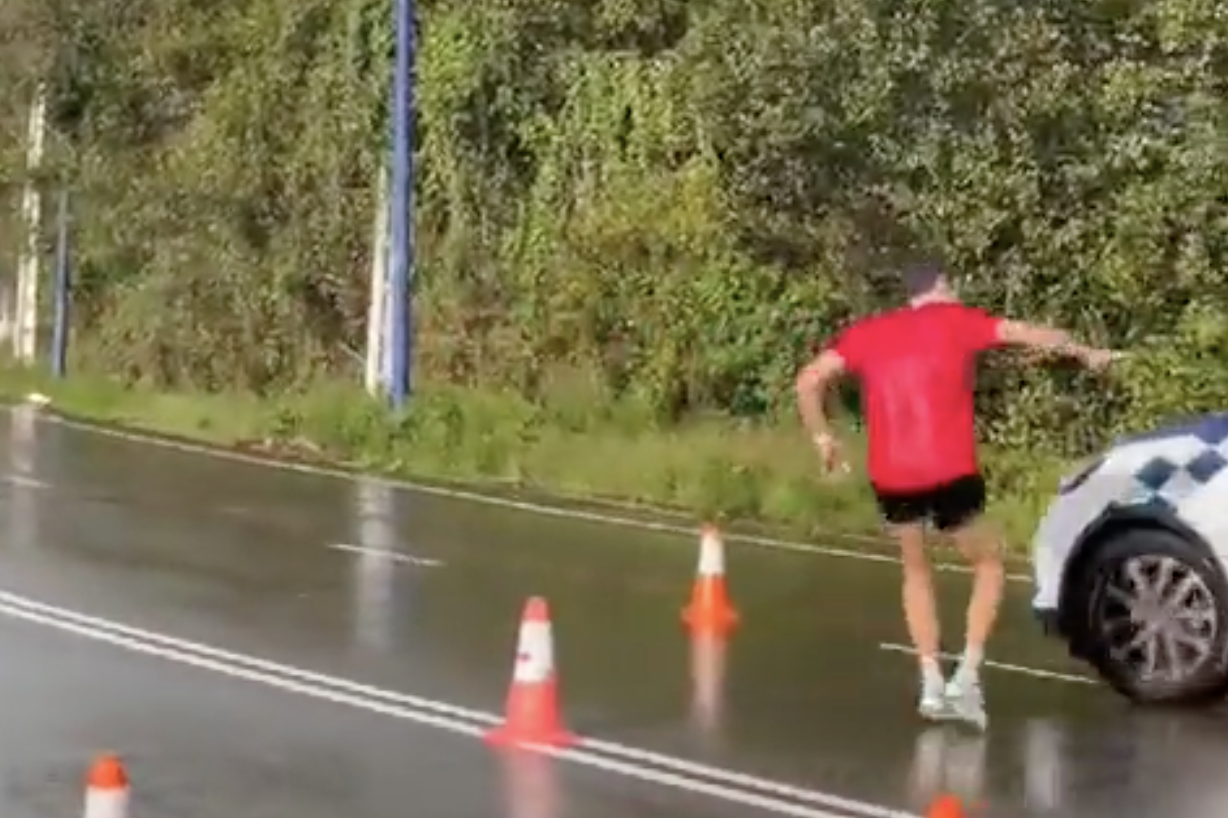 Un coche policial casi atropella a Gómez Noya en el medio maratón de Vigo.
