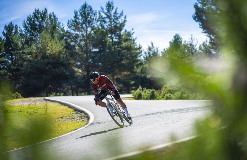 Se siente ligera, viva, y traza con precisión