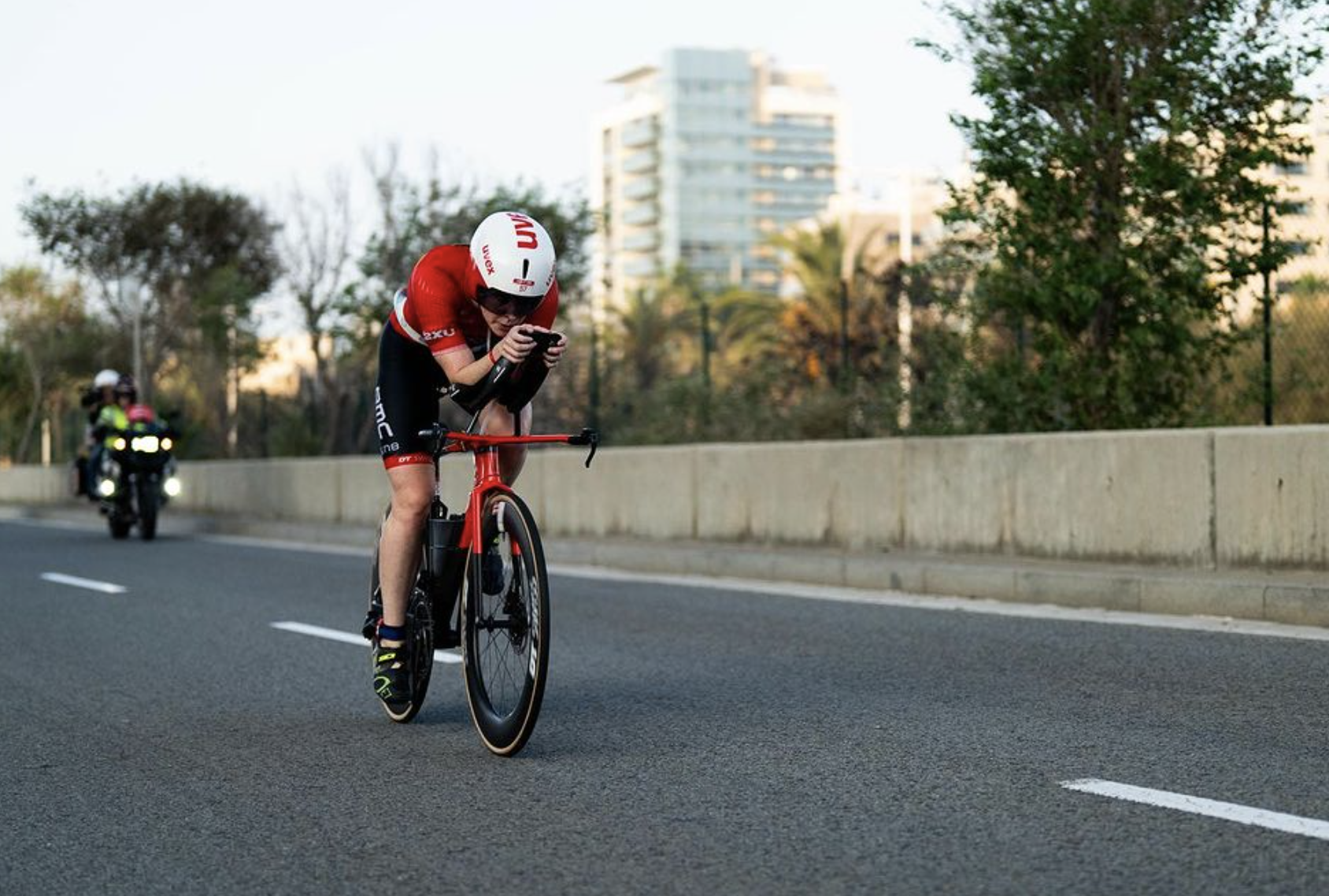 %22Aterrador%22 atropello de Lucy Buckingham en el IRONMAN 70.3 de Bahrain cuando iba líder a 45 km:h.