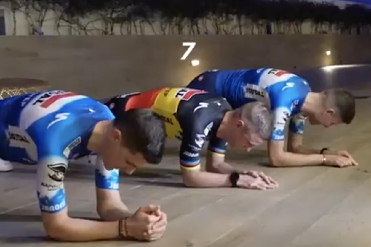 Así fue este curioso pique 'abdominal' del campeón belga con dos de sus compañeros.