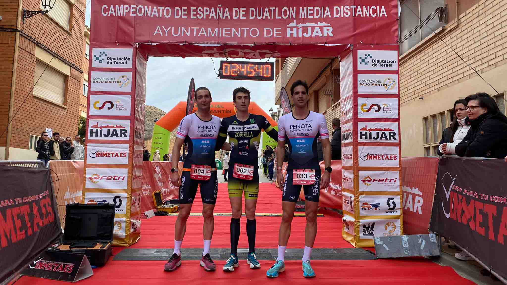 podium masculino Hijar 24 meta