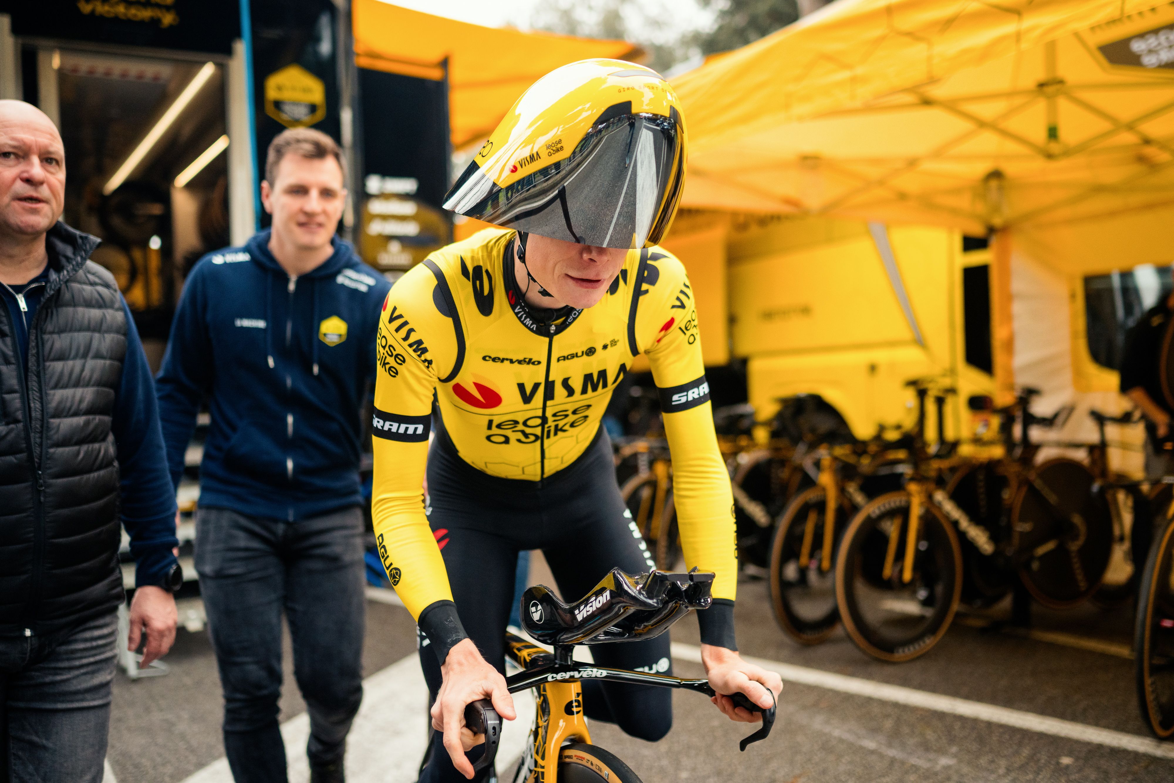  A examen el 'casco Darth Vader' del Visma.