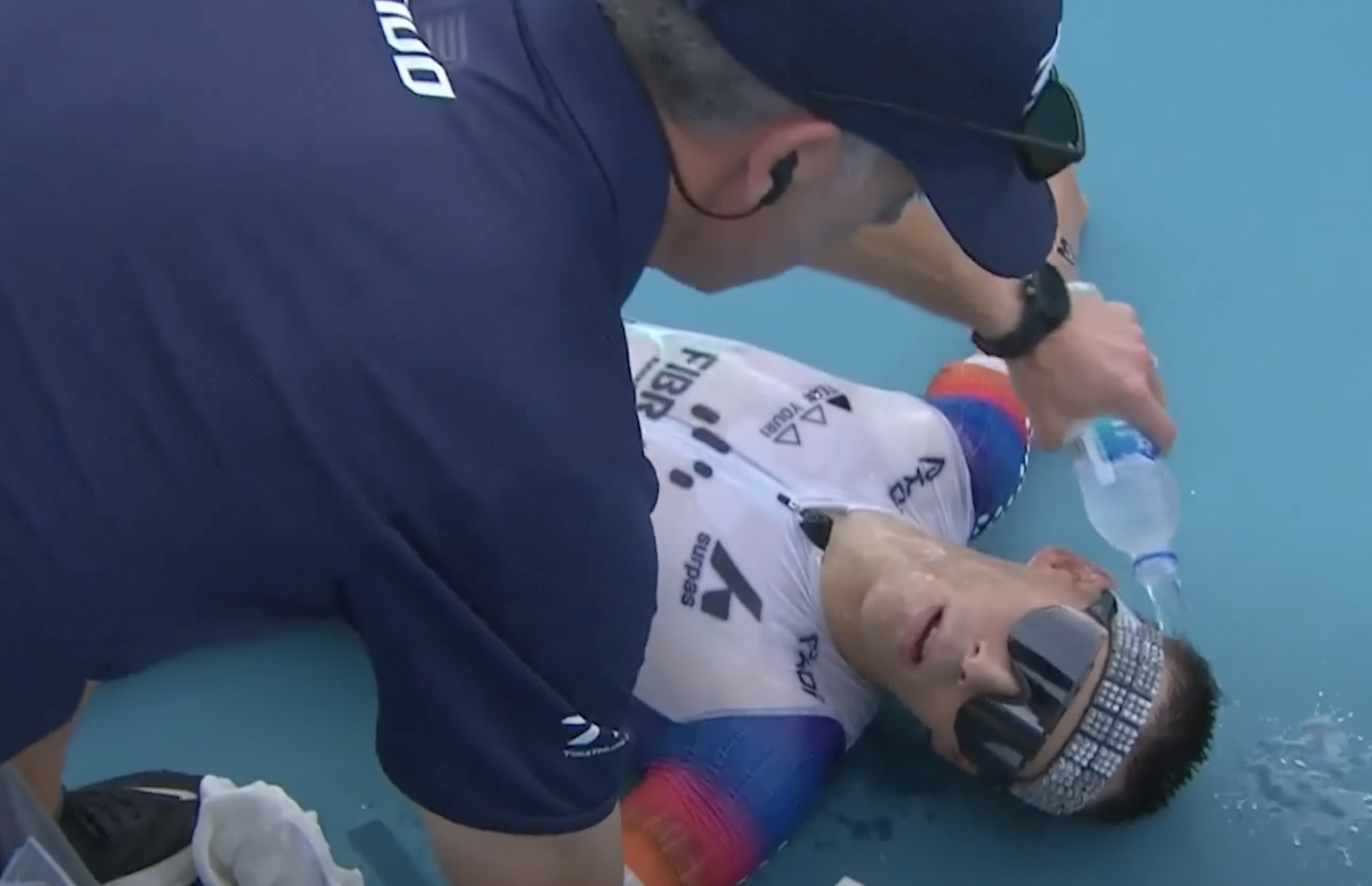 la impactante imagen en meta del ganador del t100 singapur