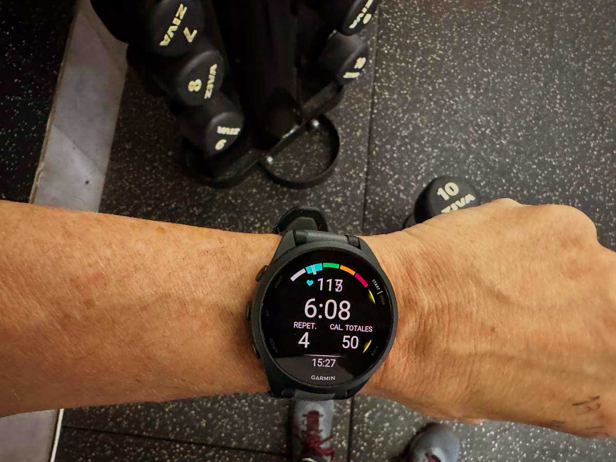 Su contador de repeticiones, basado en su acelerómetro, te facilita el control de las actividades de fuerza.